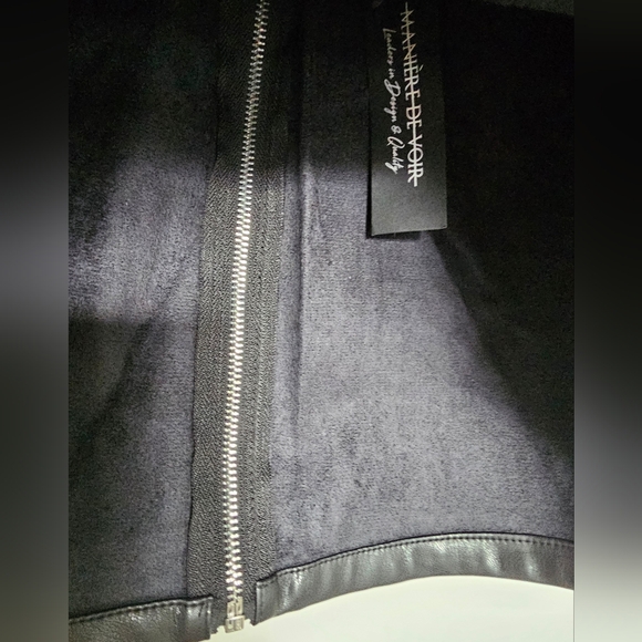 Maniere De Voir Black Leather Mini Skirt with Buckle and Chain - Picture 15 of 17